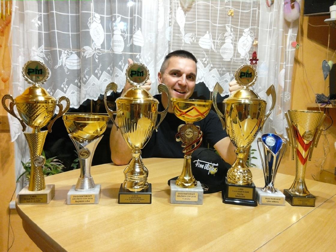 Závodní sezona 2019-7 pohárů z 9 závodů.