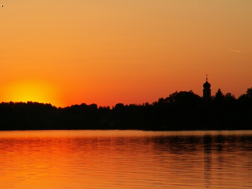 Rud� z��e nad Jesenickou p�ehradou