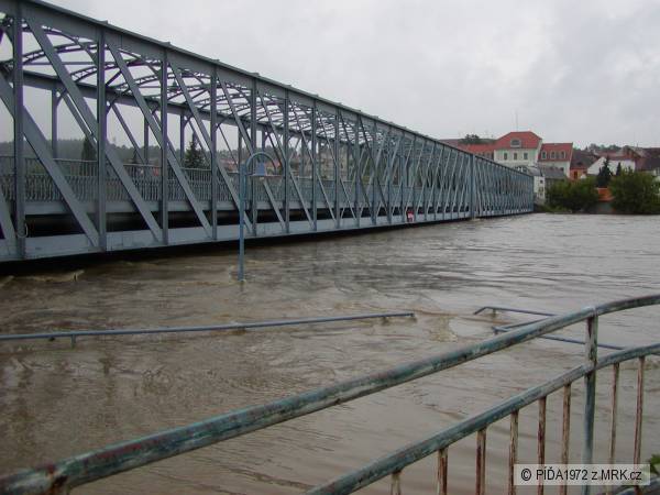 a takhle to vypad�,kdy� pod "star�m" mostem te�e tro�ku v�c vody(povodn� 2002)