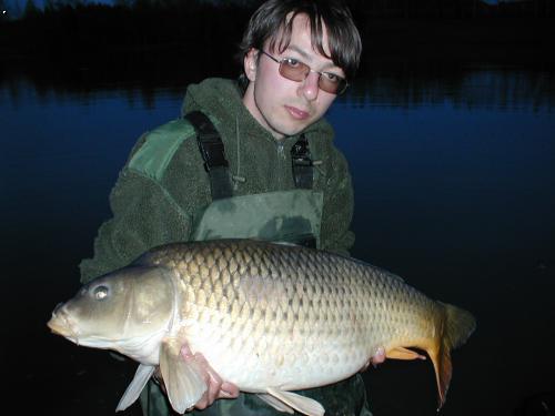 ten sam kapr 83cm-13,5kg z jineho pohledu.