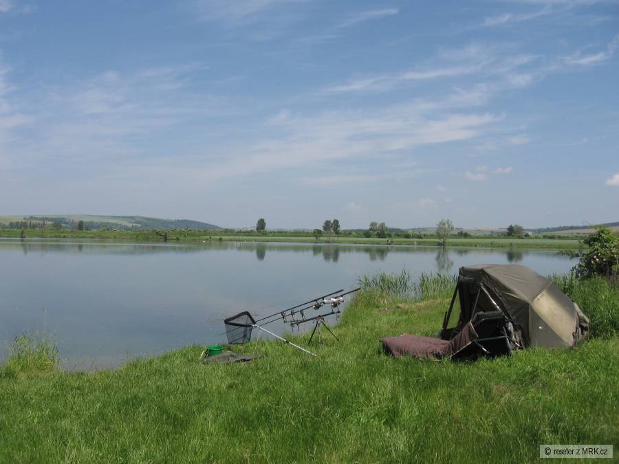 před barákem
