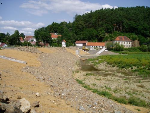 Oprava hr�ze rybn�ka Labu�
