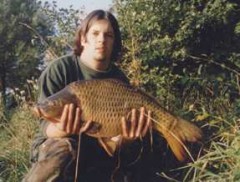 Kliknutím fotografii zvětšíte kapr 67cm, 6,20kg.