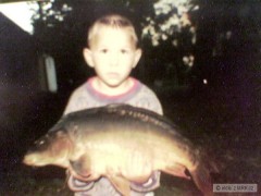 Kliknutím fotografii zvětšíte synacek s kapříkem 68cm