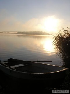 Kliknutím fotografii zvětšíte Ranní mlha nad Lipnem