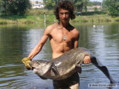 Kliknutím fotografii zvětšíte syn se sumcem 35kg