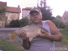 Kliknutím fotografii zvětšíte můj otec s kaprem 52cm