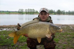 Kliknutím fotografii zvětšíte kapr 76cm a 8,90kg
