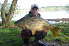 Kliknutím fotografii zvětšíte kapr 79cm 9,55kg