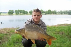 Kliknutím fotografii zvětšíte kapr 64cm a 5,60kg