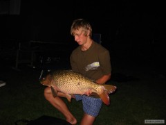 Kliknutím fotografii zvětšíte kapr 77cm 7,9kg svazová
