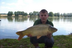 Kliknutím fotografii zvětšíte kapr 70cm a 6,20kg