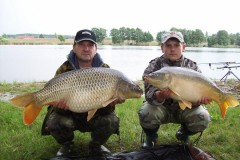 Kliknutím fotografii zvětšíte kapr 82cm a 13kg kapr 68cm