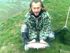 Kliknutím fotografii zvětšíte Jetřabice 13.4.2011- pstruh 45 cm