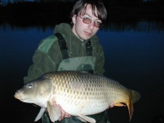Kliknutím fotografii zvětšíte ten sam kapr 83cm-13,5kg z jineho pohledu.