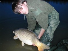Kliknutím fotografii zvětšíte pousteni toho 13,5kg kaprika.