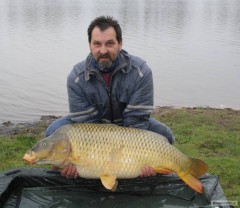 Kliknutím fotografii zvětšíte Taťkův největší kapr 99 cm a 21,25 kg