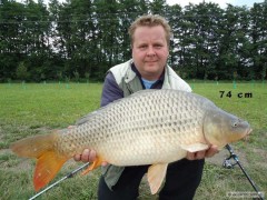 Kliknutím fotografii zvětšíte Kapr 74 cm