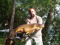 Kliknutím fotografii zvětšíte Kamarád Bohdan a jeho kapr 96cm/15kg