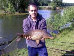 Kliknutím fotografii zvětšíte kapřík 64 cm