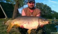 Kliknutím fotografii zvětšíte Tento vikend po delsi dobe a krasavec jak ma bejt 90cm, 15kg, boilie 24mm. Hot demon