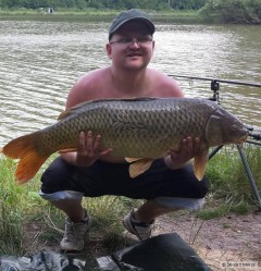 Kliknutím fotografii zvětšíte Kapr 95 cm Oborský rybník