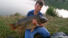 Kliknutím fotografii zvětšíte Kapr 90cm