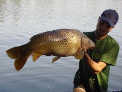 Kliknutím fotografii zvětšíte Poslední kapr chycenej hodinu pred odjezdem 92,13,5kg